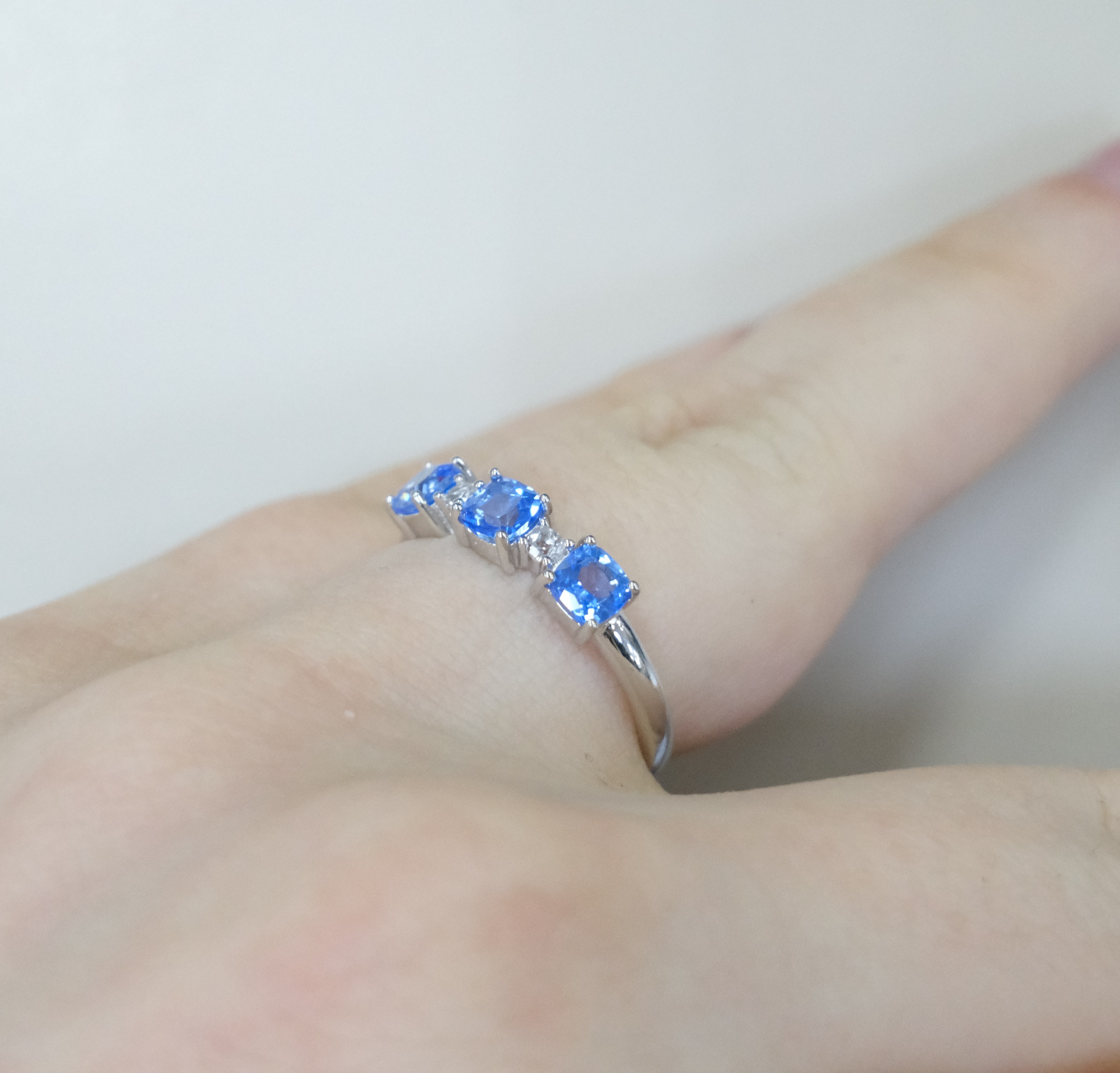 Серебряное кольцо с топазом Индиго